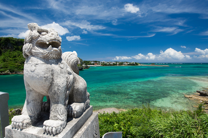 沖縄の海・海とシーサー