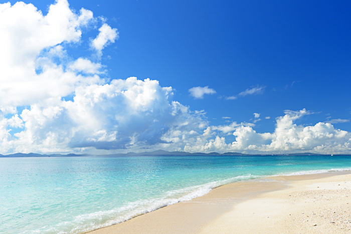 南国沖縄の綺麗な珊瑚の海と夏空